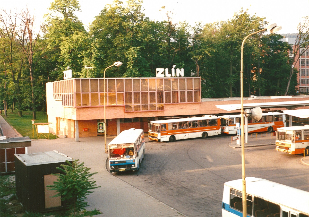 Pavel Šimeček, provozní budovy autobusového  nádraží, Zlín, foto po roce 1990, archiv architekta