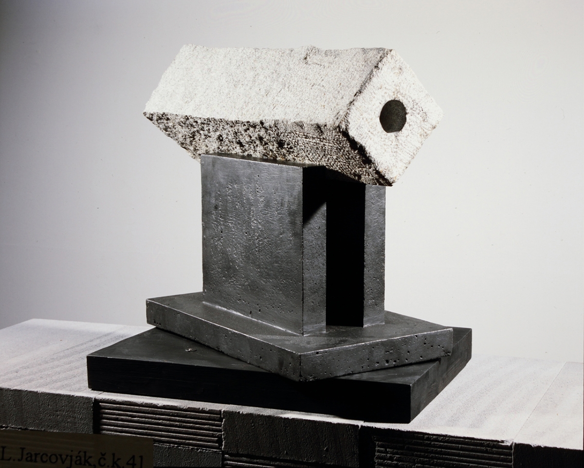 Lubomír Jarcovják, Dalekohled, 2002, žula, beton, ocel, dřevo, v. 160 cm, KGVUZ, inv. č. P 342