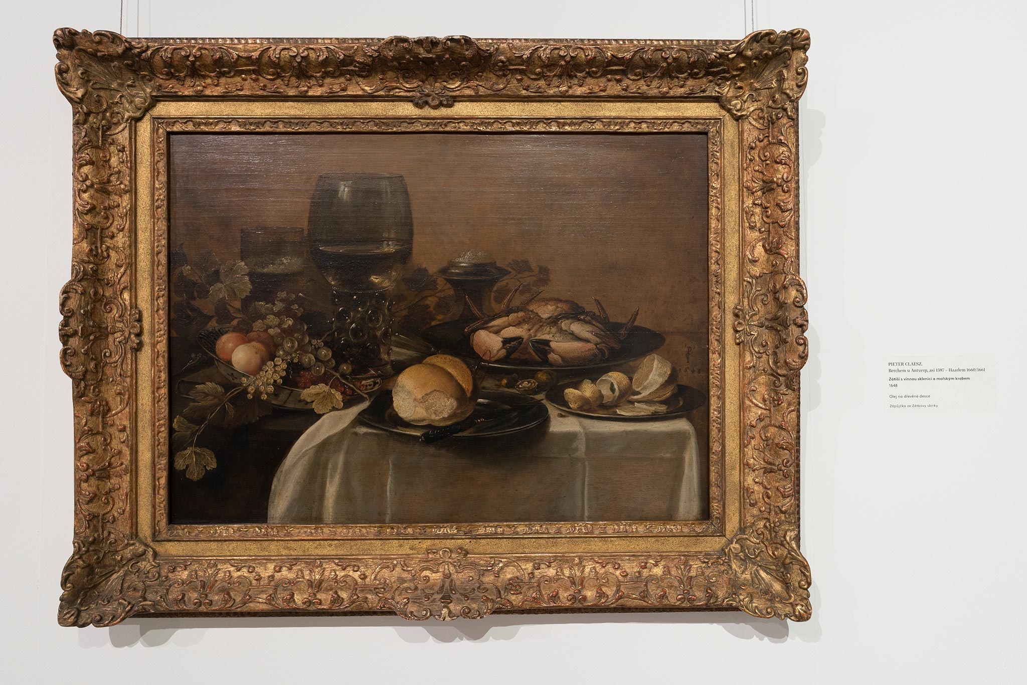 Zátiší s vinnou sklenicí a mořským krabem, autorem je Pieter  Claesz