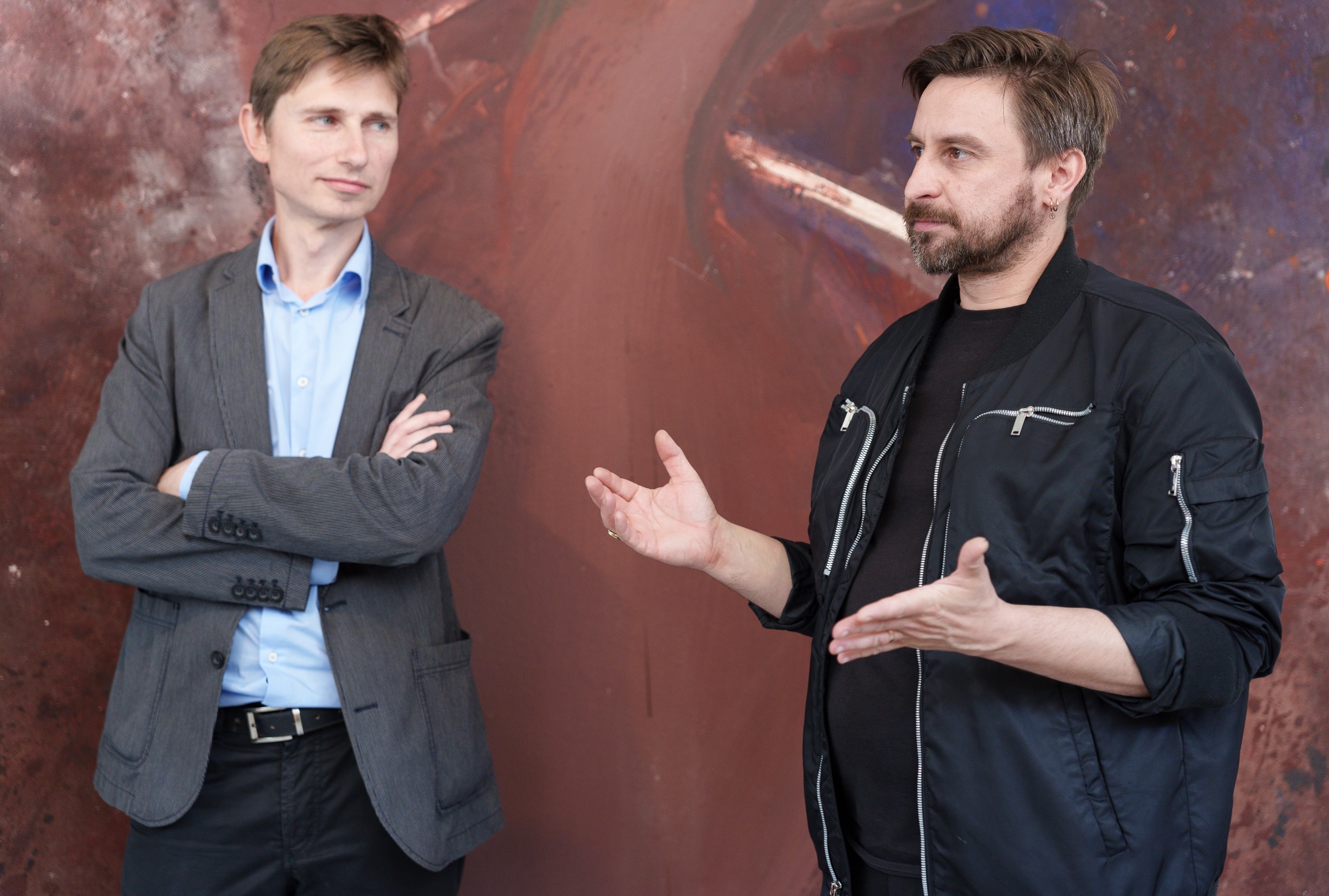 kurátor Václav Mílek (nalevo) a autor Pavel Tichoň před obrazem