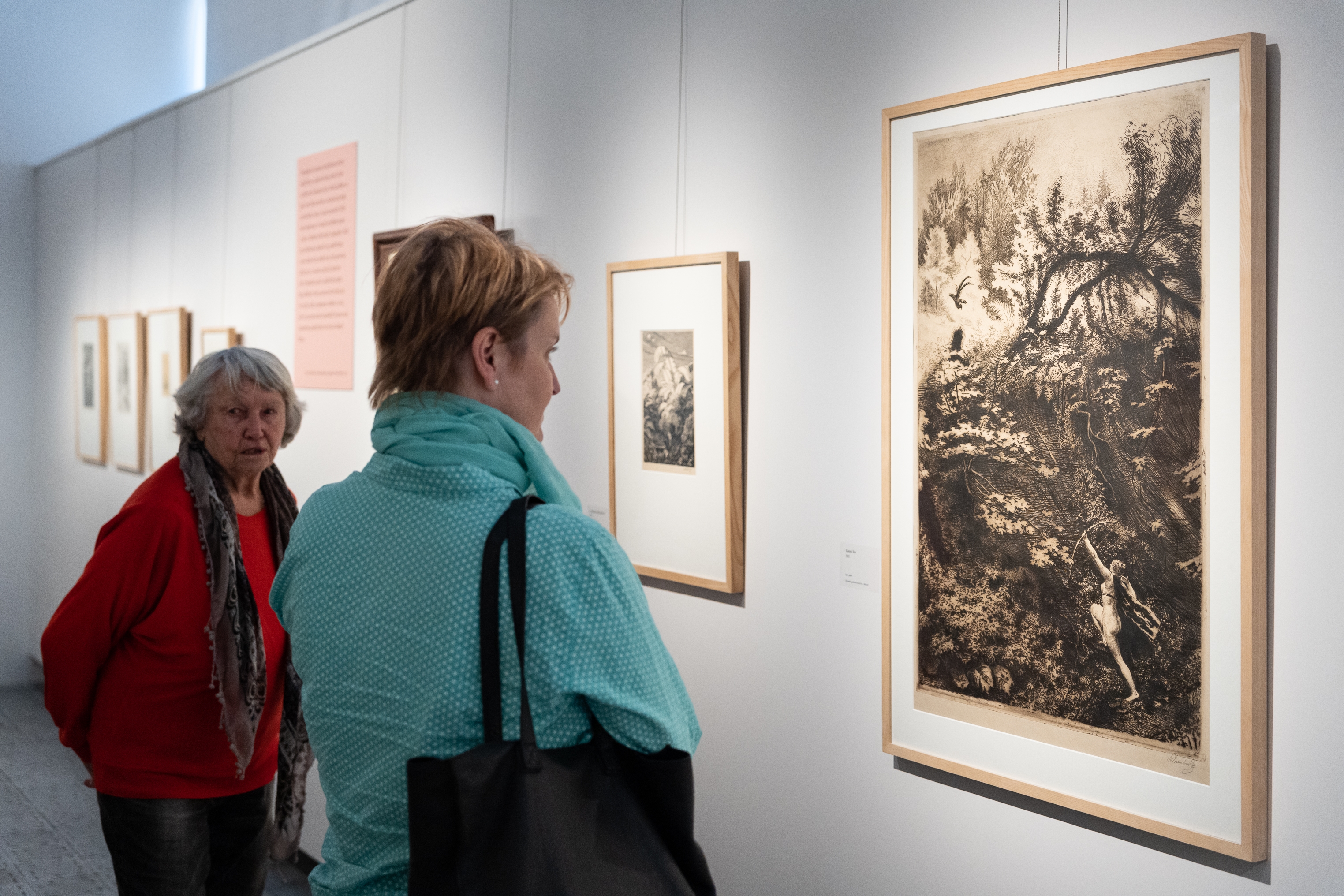 dvě návštěvnice se dívají na grafiku od Maxe Švabinského v krajské galerii ve zlíně 