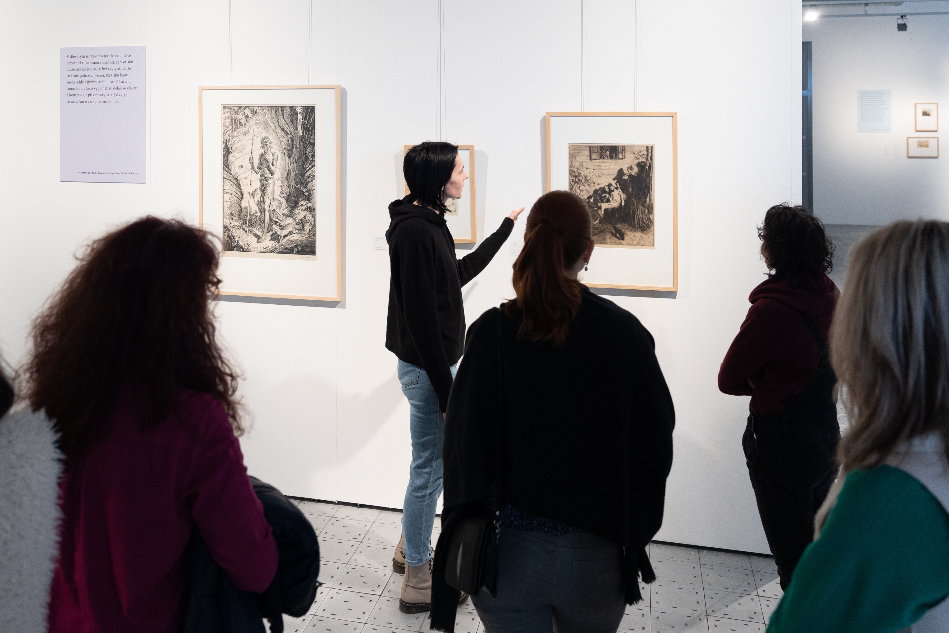 kurátorka podává výklad návštěvníkům u grafiky Maxe Švabinského v krajské galerii ve zlíně