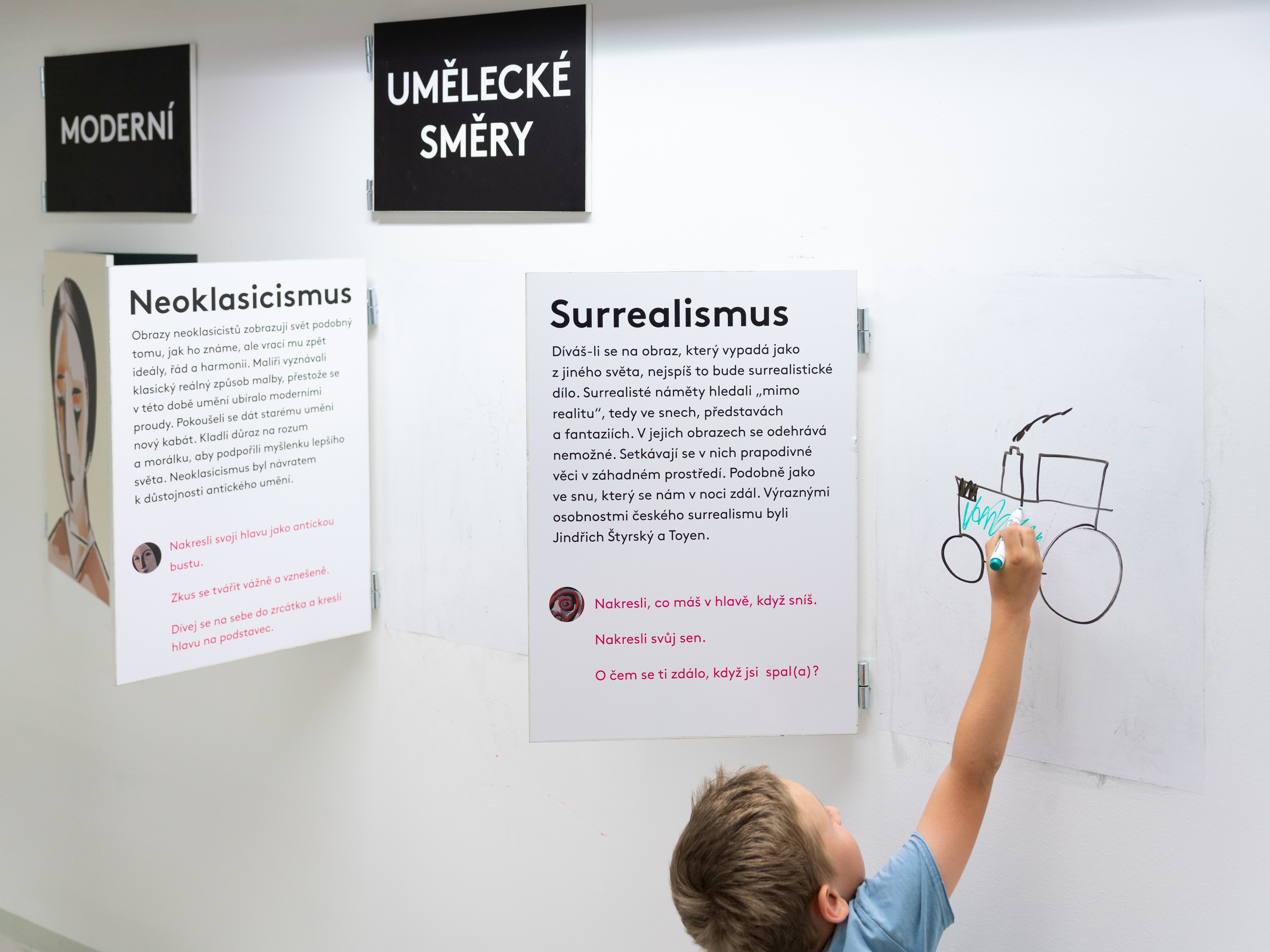 Dítě v artstudio - místu určenému k hraní a odpočinku v prostorách stálé expozice